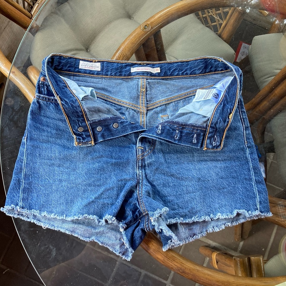 Levi’s Ribcage Women’s Shorts - Picture 3 of 5